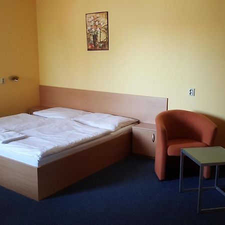 Lehar Panzio Bed and Breakfast Komárno Buitenkant foto