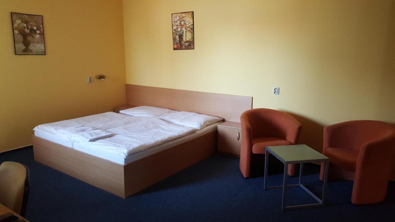 Lehar Panzio Bed and Breakfast Komárno Buitenkant foto