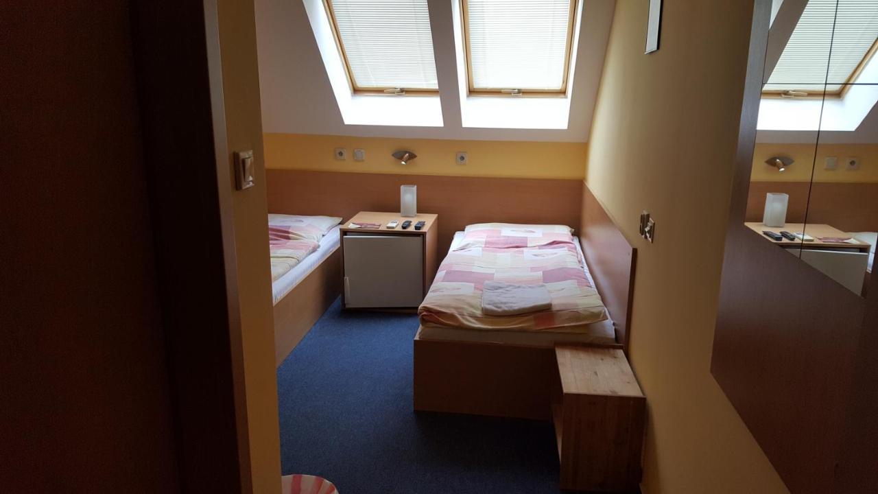Lehar Panzio Bed and Breakfast Komárno Buitenkant foto