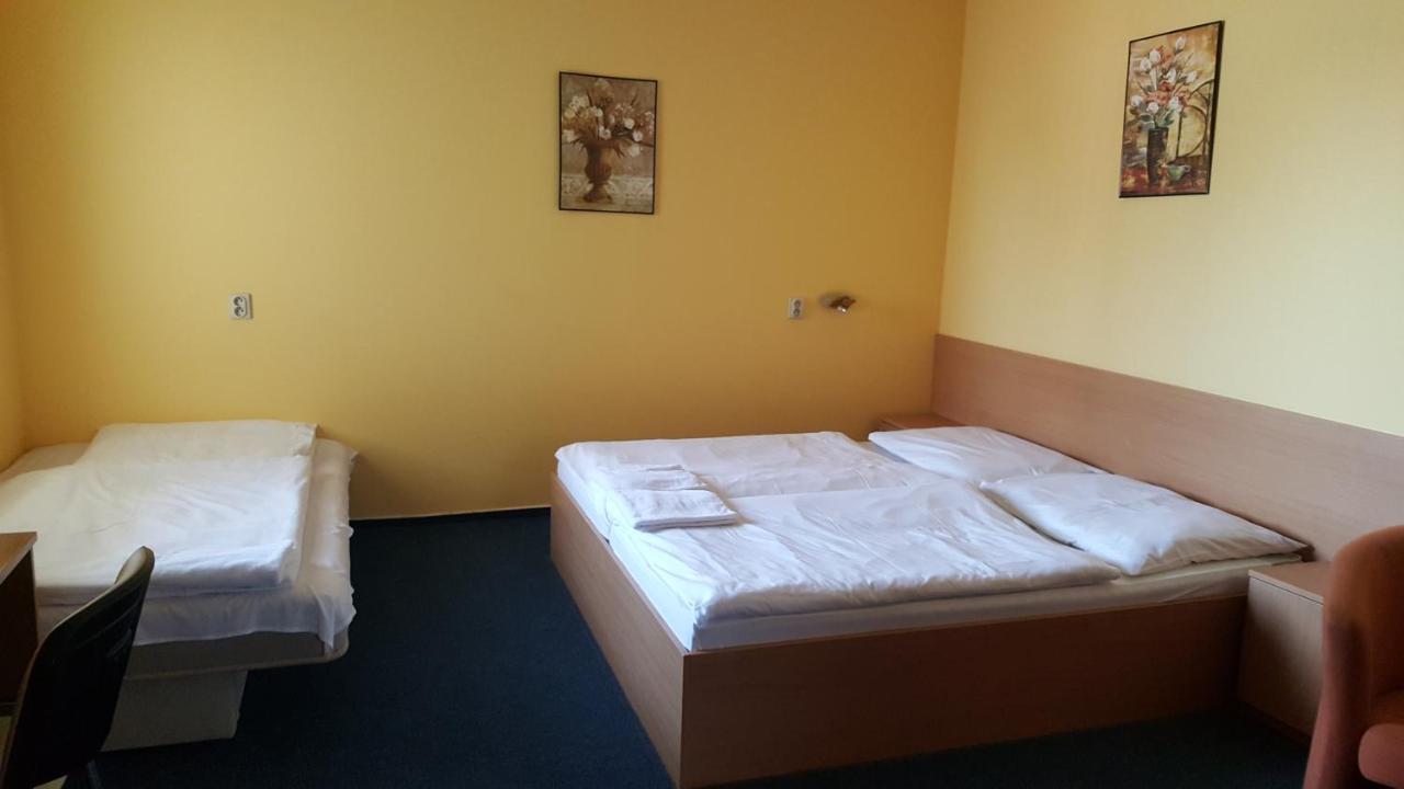 Lehar Panzio Bed and Breakfast Komárno Buitenkant foto