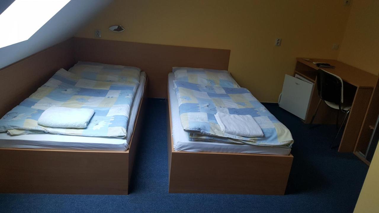 Lehar Panzio Bed and Breakfast Komárno Buitenkant foto
