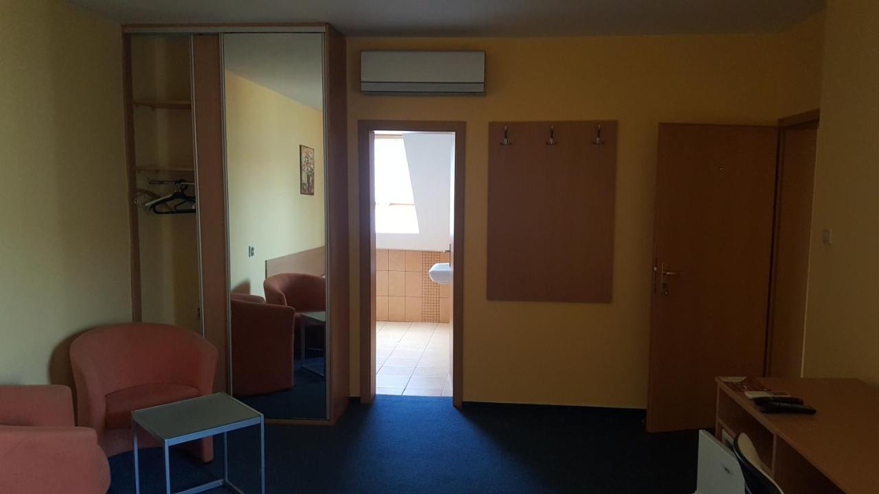 Lehar Panzio Bed and Breakfast Komárno Buitenkant foto